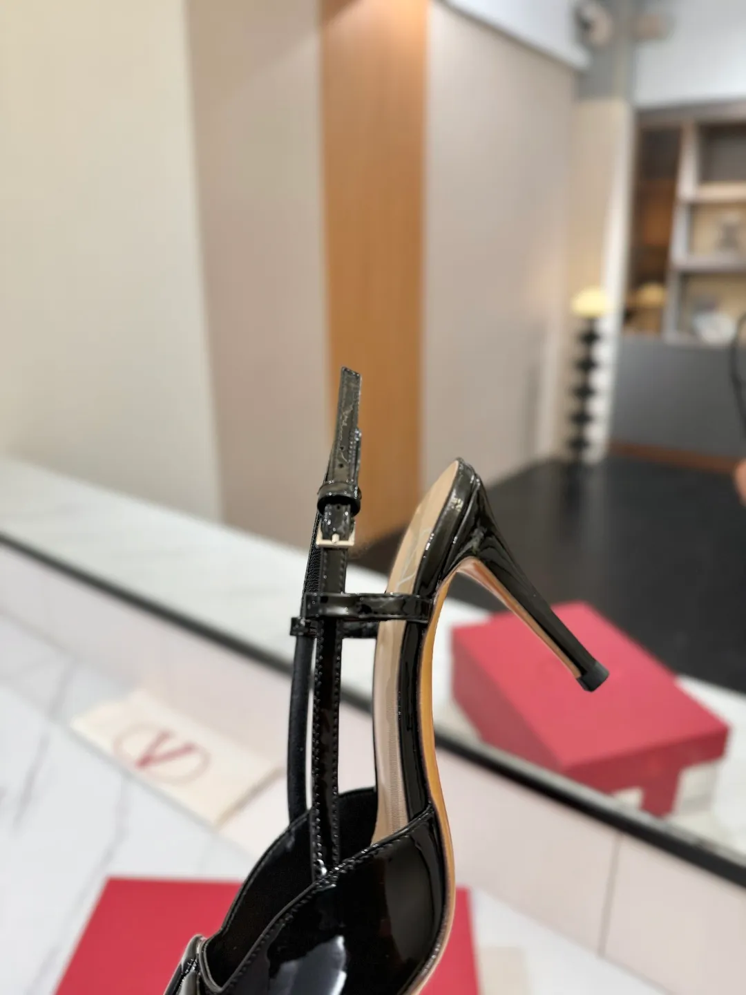💕💕Factory direct selling price p520💕💕 Valentino launches a new series of sandals, sandals with pointed toe V-buckle sandals. The upper part of the foot is very pedicure-like. The key point is that it is very good and easy to control. It does not grind or tire your feet. It is a walking artifact! Metal VLOGO diamond buckle elements, full of high-end sense! It became sweet instantly.  The avant-garde VLOGO SIGNATURE shoe series interprets VALENTINO GARAVANI's candid attitude. Valentino Garavani V logo back hollow sandals with VLogo Signature decoration, platinum tone VLogo Signature decoration! Upper: imported patent leather Lining: imported goatskin Outsole: Italian leather outsole Heel height: 8cm Size: 35-39 (34-40-41-42 customized size)